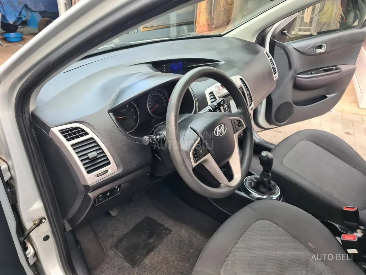 Hyundai i20 1.4 crdi (2011) - slika 13