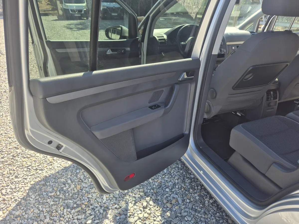 Volkswagen Touran 1.6 tdi (2011) - slika 15