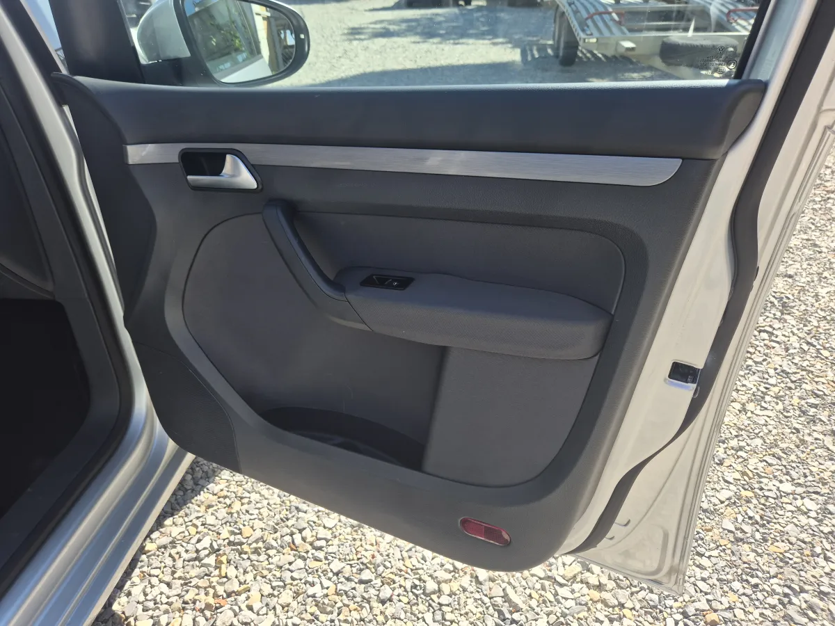Volkswagen Touran 1.6 tdi (2011) - slika 24