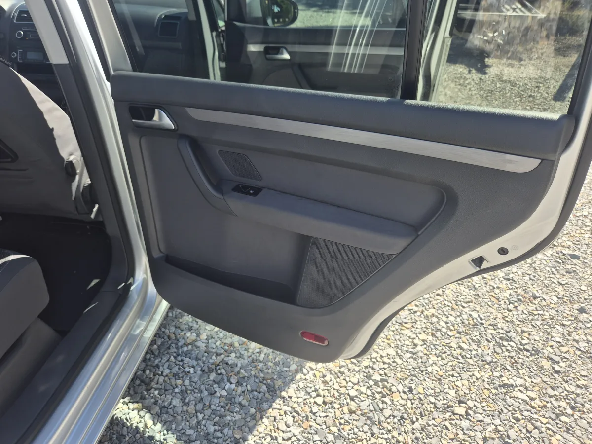 Volkswagen Touran 1.6 tdi (2011) - slika 21