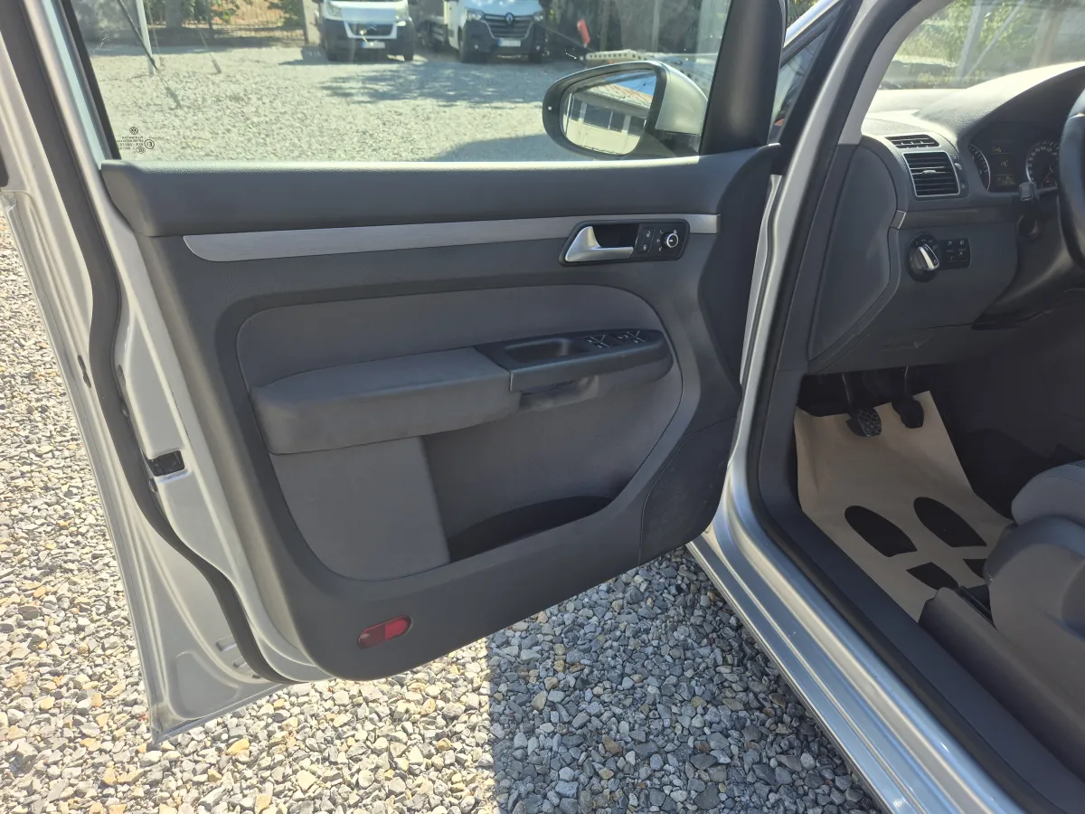 Volkswagen Touran 1.6 tdi (2011) - slika 12
