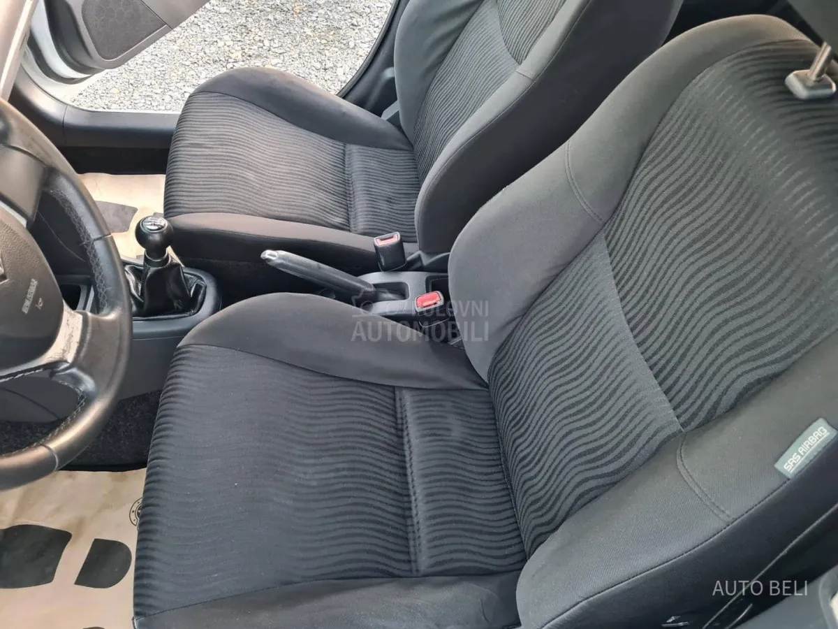 Suzuki Swift 1.3 ddis (2012) - slika 15